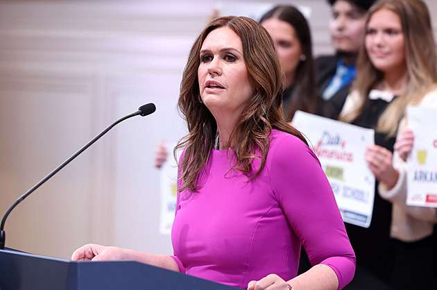 Pikniková deka nebo marmeláda? Bývalá Trumpova mluvčí sklízí kritiku za kostkované šaty