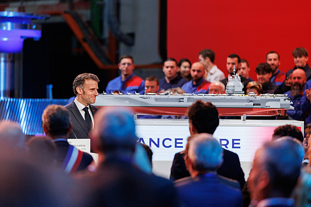 Macron a hrdost s modrou knížkou. Kolos na jaderný pohon potvrdí Francii ve výsostném klubu