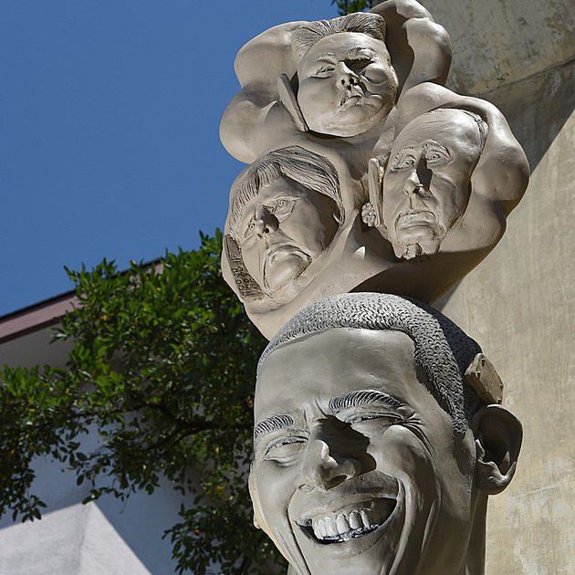 OBRAZEM: Papež na ruce kurtizány i nahá Merkelová. Poznejte Německo očima kontroverzního sochaře