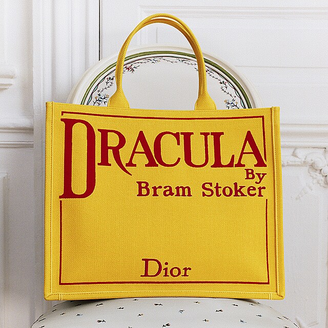 Do butik� kone�n� dorazila Dior Book Tote, nejvzd�lan�j�� verze popul�rn�...