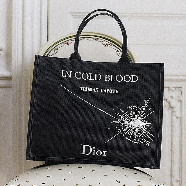 Do butik� kone�n� dorazila Dior Book Tote, nejvzd�lan�j�� verze popul�rn�...