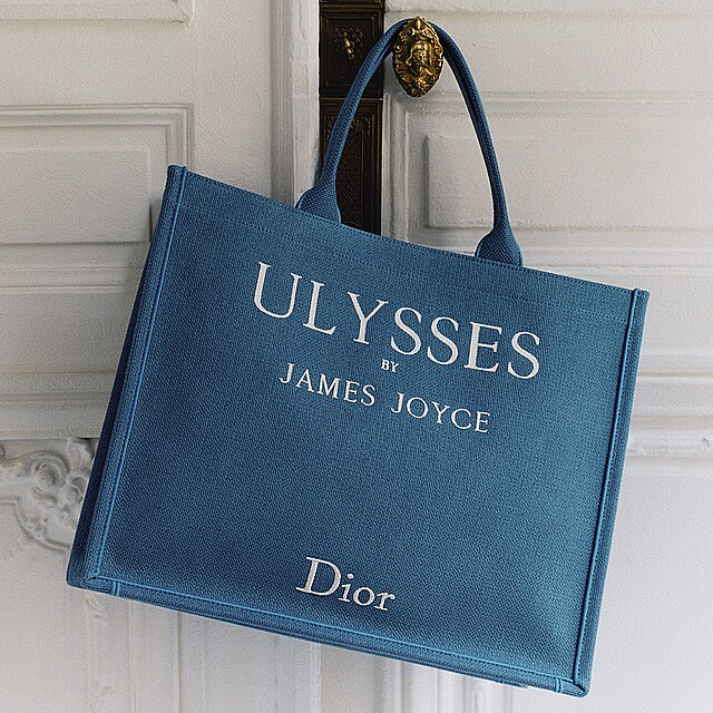 Do butik� kone�n� dorazila Dior Book Tote, nejvzd�lan�j�� verze popul�rn�...