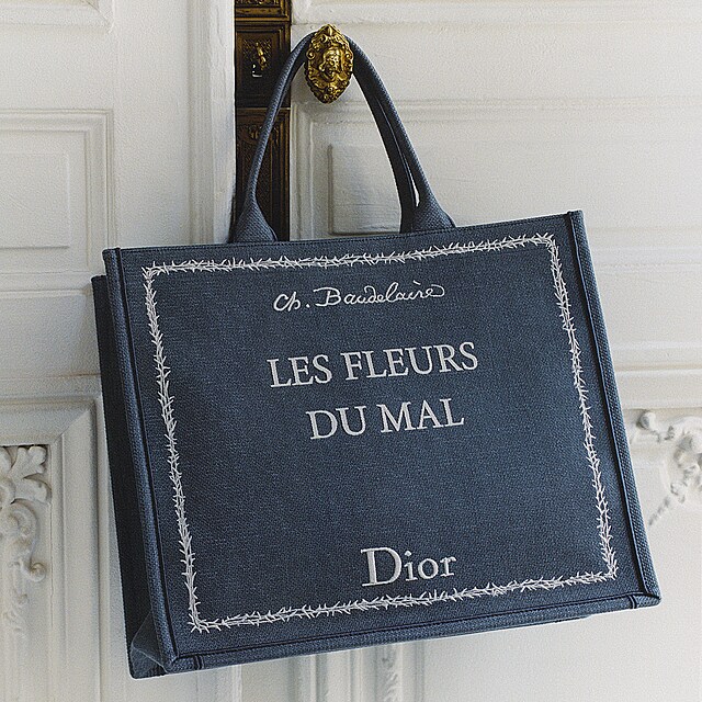 Do butik� kone�n� dorazila Dior Book Tote, nejvzd�lan�j�� verze popul�rn�...