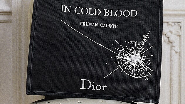 Do butik� kone�n� dorazila Dior Book Tote, nejvzd�lan�j�� verze popul�rn� kabelky z�roku 2018