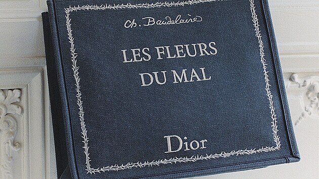Do butik� kone�n� dorazila Dior Book Tote, nejvzd�lan�j�� verze popul�rn� kabelky z�roku 2018