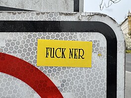 Pry� s NERem. Samolepka hnutí FF (Félmillió fiatal a változásért � P�l milionu...