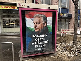 Spojme se proti válce! Plakát, na n�m� Viktor Orbán vyzývá ob�any, aby vyplnili...