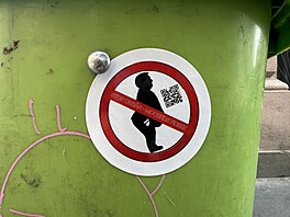 Stop Orbán � �pinavý Fidesz. Samolepka na odpadkovém ko�i. Skute�nost, �e Orbán...