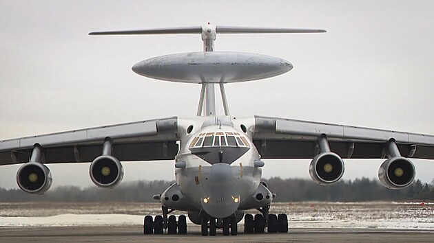 Rusk� letoun Berijev A-50 man�vruje na leteck� z�kladn� Machuli��i nedaleko Minsku. (3. b�ezna 2023)