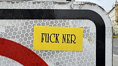 Pry� s NERem. Samolepka hnutí FF (Félmillió fiatal a változásért � P�l milionu...