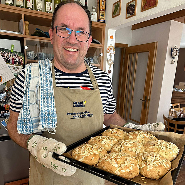 Vše odpuštěno, Novotný byl slavně přijat zpět. A Výborný dnes u sporáku, zítra v čele státu?