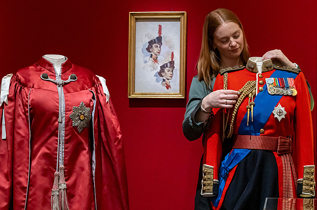 Pláštěnka a gumáky, šaty vyšívané bodlákem. Královna Alžběta II. navždy ovlivnila britskou módu