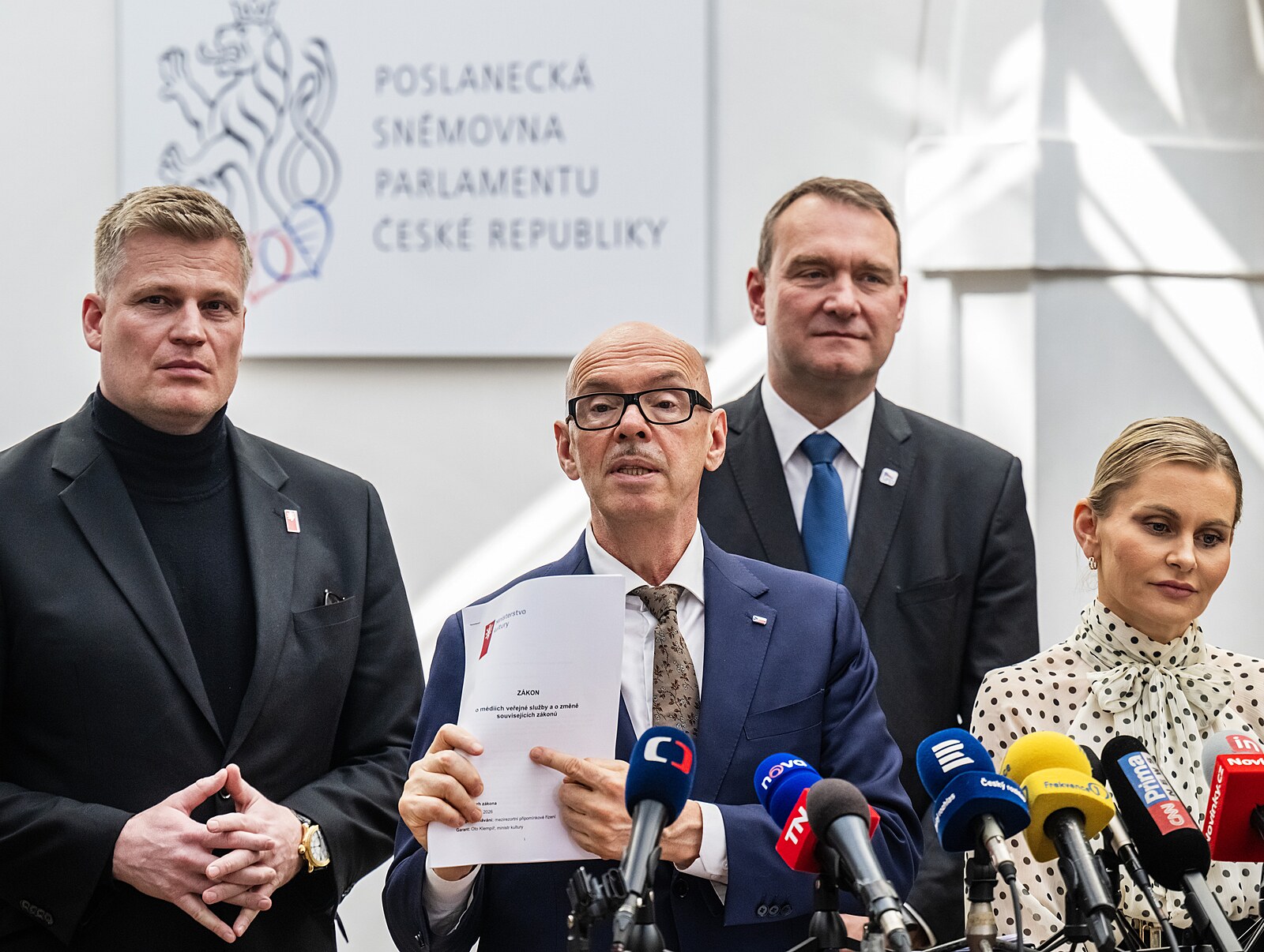 Poplatky za rozhlas a televizi mají skončit. Na řadu otázek zatím chybí odpověď