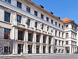 Z�ejm� nejznám�j�ím Roithovým dílem je M�stská knihovna na Mariánském nám�stí v...