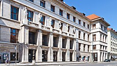 Z�ejm� nejznám�j�ím Roithovým dílem je M�stská knihovna na Mariánském nám�stí v...