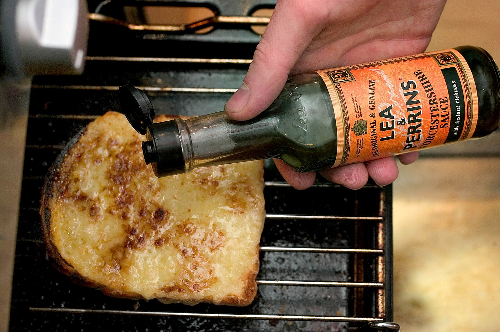 „Umyj své sestře obličej!“ Chuck Norris byl jediný, kdo dokázal vyslovit Worcester Sauce správně