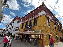 �ín�tí turisté se fotí v �tibetských� kostýmech na posvátném okruhu Barkor v...