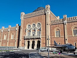 Dnes vojenské muzeum. Hlavní budova Arsenalu, navr�ená Theophilem von Hansenem,...