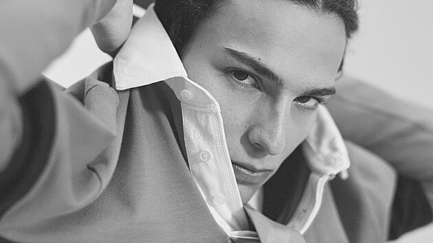 Polo triko s vý�ivkou a kravata s vý�ivkou, oboje pánská kolekce Dior Fall 26
