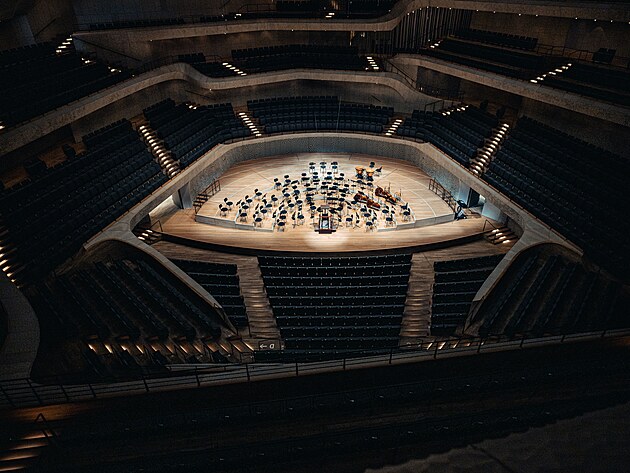 Nad p�diem ve velk�m s�le Elbphilharmonie je akustick� reflektor, kter� odr��...