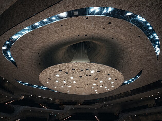 Nad p�diem ve velk�m s�le Elbphilharmonie je akustick� reflektor, kter� odr��...