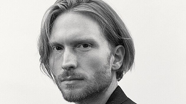 Hugo Ferroux se stal kreativn�m �editelem Trudon a�sestersk� zna�ky Carrière Frères po dvan�cti letech p�soben� u�Saint Laurent.