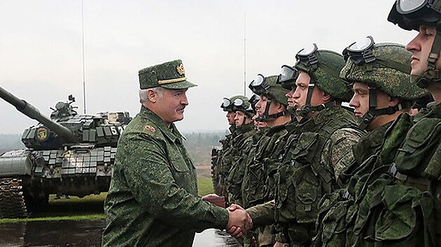 Alexandr Luka�enko p�i kontrole �bojové p�ipravenosti� b�loruské armády.