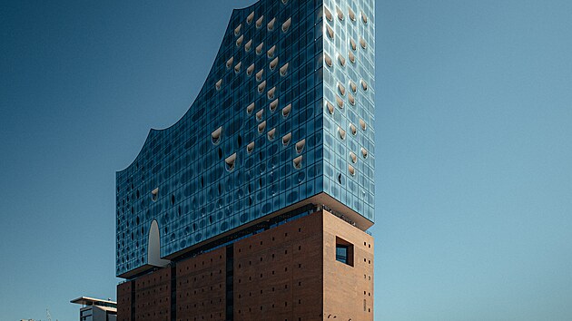 Elbphilharmonie je nejvy��� budovou v Hamburku.
