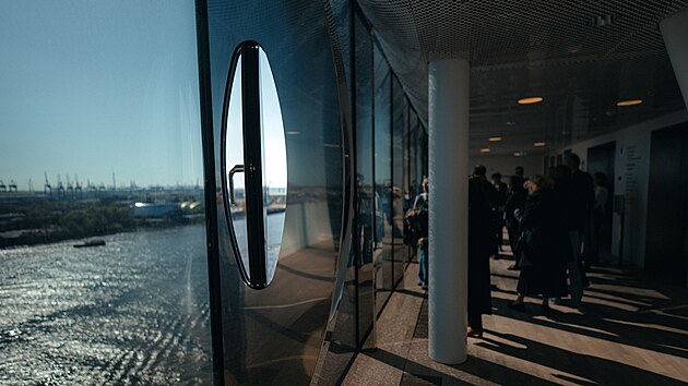 Mal� vej�it� okna jsou jedin� otv�rateln� v cel� budov� Elbphilharmonie v Hamburku.