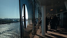 Malá vej�itá okna jsou jediná otvíratelná v celé budov� Elbphilharmonie v...
