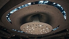 Nad pódiem ve velkém sále Elbphilharmonie je akustický reflektor, který odrá�í...