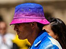 PA�Í�, FRANCIE � 23. �ERVNA: Host má na sob� klobouk typu bucket hat od Louis...