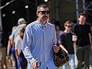 NEW YORK, NEW YORK � 13. ZÁ�Í: Host s krátkým sest�ihem typu �buzz cut� má na...