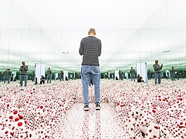 Nov� zrestaurovaná �Infinity Mirror Room � Phalli�s Field (Floor Show)�, asi...
