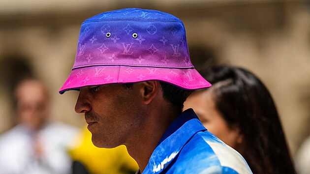 PA�Í�, FRANCIE � 23. �ERVNA: Host má na sob� klobouk typu bucket hat od Louis...