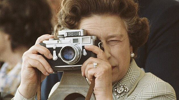 Spisovatel Craig Brown ve své elegantn� humorné knize o britské královn�...