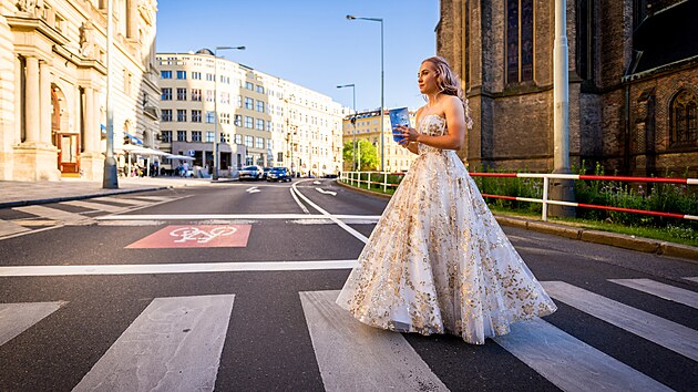 Tereza Voborníková s trofejí pro Biatlonistku roku, cenu p�evzala na...