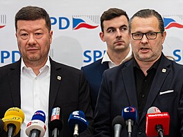 Tomá� Dole�al (vpravo) b�hem tiskové konference poslaneckého klubu hnutí SPD....