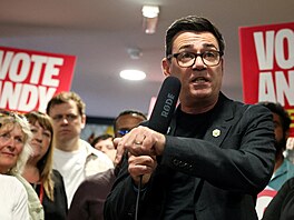 Andy Burnham, starosta Manchestru a labouristický kandidát v dopl�ovacích...