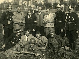 Skupina obránc� stra�nického vysíla�e v kv�tnu 1945. J. S. Krofta vpravo dole.