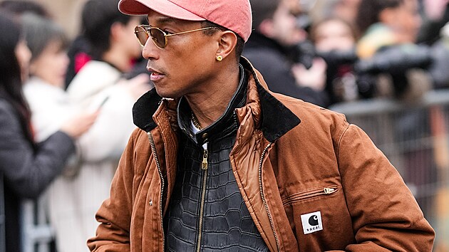 PA�Í�, FRANCIE � 26. ledna 2025: Pharrell Williams má na sob� sv�tle �ervenou...
