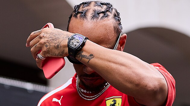 MONTE CARLO, MONAKO � 5. �ervna 2026:
Lewis Hamilton z Velk� Brit�nie a t�mu Scuderia Ferrari m� na sob� hodinky Richard Mille RM 43-01 p�ed tr�ninkem p�ed Velkou cenou Monaka Formule 1 na okruhu Circuit de Monaco dne 5. �ervna 2026 v Monte Carlu v Monaku.
(Foto: Emmanuele Ciancaglini / Ciancaphoto Studio / Getty Images)