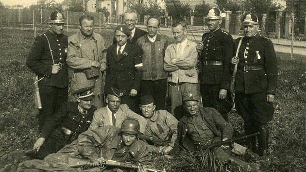 Skupina obránc� stra�nického vysíla�e v kv�tnu 1945. J. S. Krofta vpravo dole.