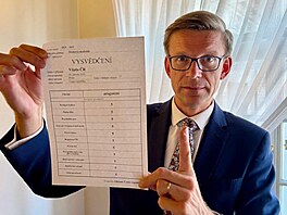 Vysv�d�ení vlády Andreje Babi�e v rukách �éfa ODS Martina Kupky.