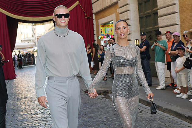 Erling Haaland a Isabel Haugseng Johansenov� p�ed p�ehl�dkou Dolce & Gabbana...