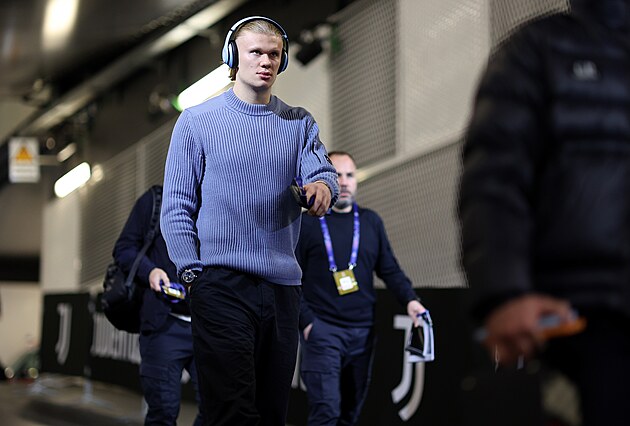 Erling Haaland z Manchesteru City p�ich�z� na stadion p�ed utk�n�m Ligy mistr�...