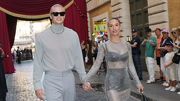 Erling Haaland a Isabel Haugseng Johansenov� p�ed p�ehl�dkou Dolce & Gabbana Alta Sartoria v Castel Sant�Angelo v ��m�, 15. �ervence 2025. (Foto: Vittorio Zunino Celotto/GC Images)