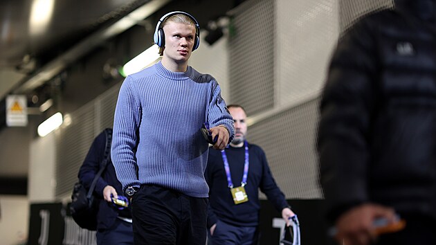 Erling Haaland z Manchesteru City p�ich�z� na stadion p�ed utk�n�m Ligy mistr� UEFA 2024/25 mezi Juventusem Tur�n a Manchesterem City, 11. prosince 2024. (Foto: Francesco Scaccianoce � UEFA/UEFA via Getty Images)