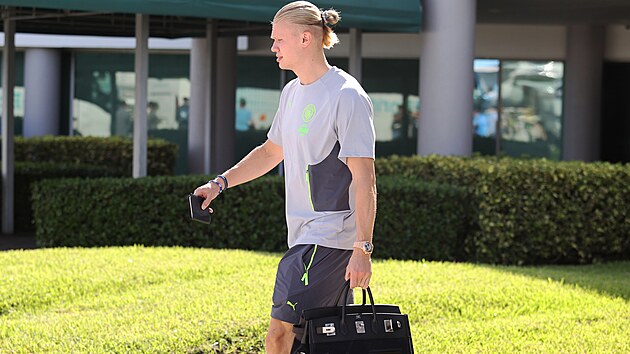 FORT LAUDERDALE, FLORIDA � 12. �ervna: Erling Haaland �. 9 z Manchesteru City p�ich�z� na mezin�rodn� leti�t� Fort Lauderdale-Hollywood p�ed mistrovstv�m sv�ta klub� FIFA 2025 dne 12. �ervna 2025 ve Fort Lauderdale na Florid�. (Foto: Leonardo Fernandez/Getty Images)