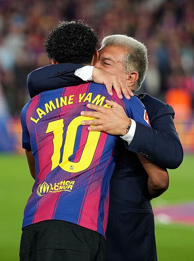 BARCELONA, �PAN�LSKO � 10. kv�tna 2026: Lamine Yamal z FC Barcelona je obj�m�n...
